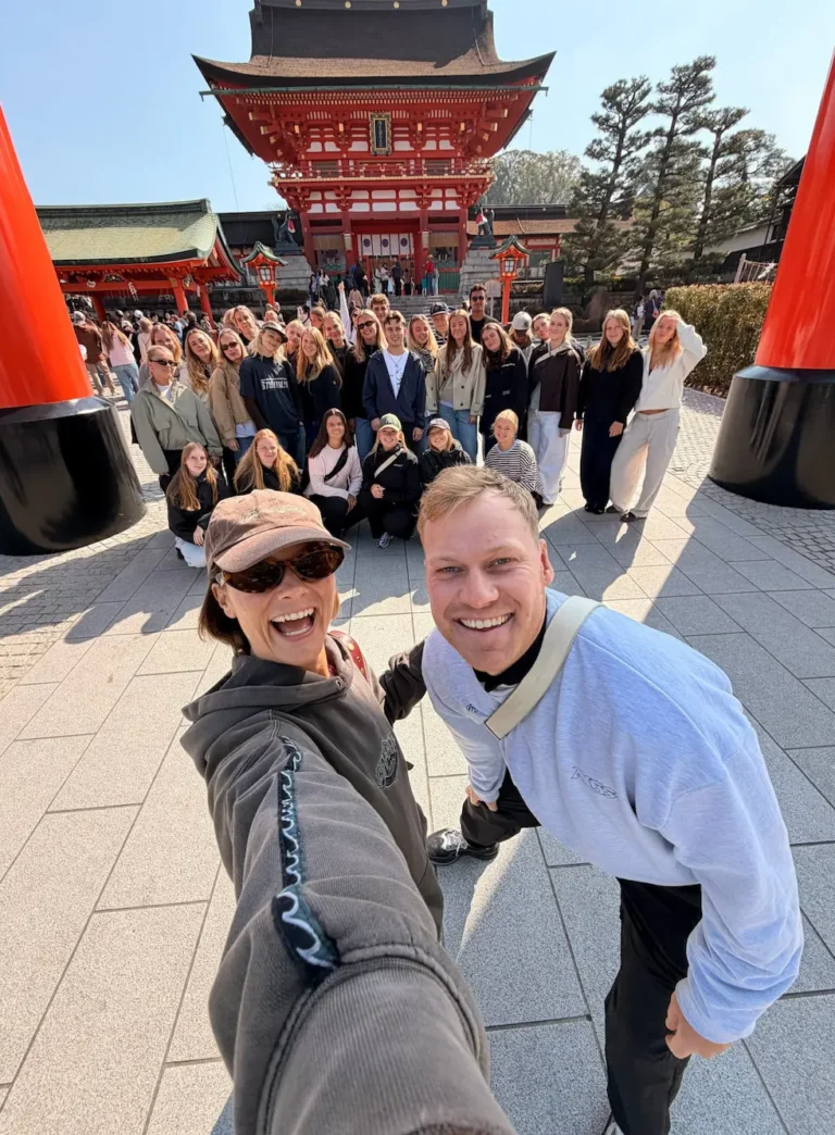 Rejseledere tager selfie med elever i Japan foran et tempel på højskole i udlandet