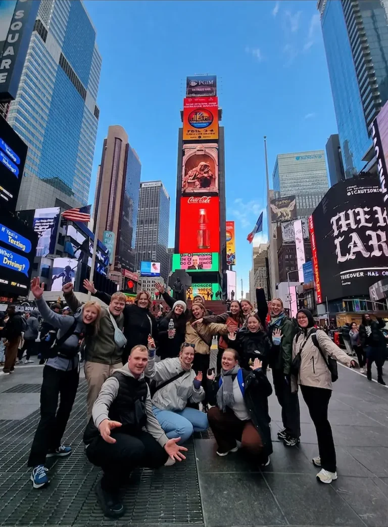 Højskoleelever tager gruppebillede på times square i new york på højskole i udlandet