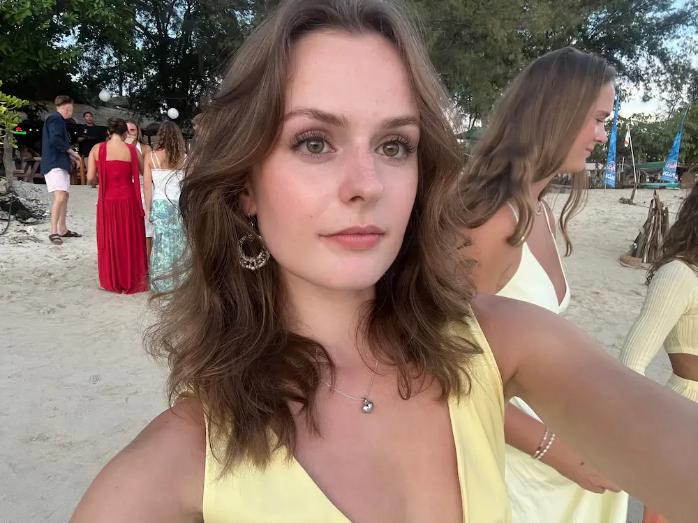 Selfie af Sarah fra HØJSKOLENDKs højskole i udlandet med oplevelser delt gennem blog og rejsebreve og anmeldelser fra tidligere elever