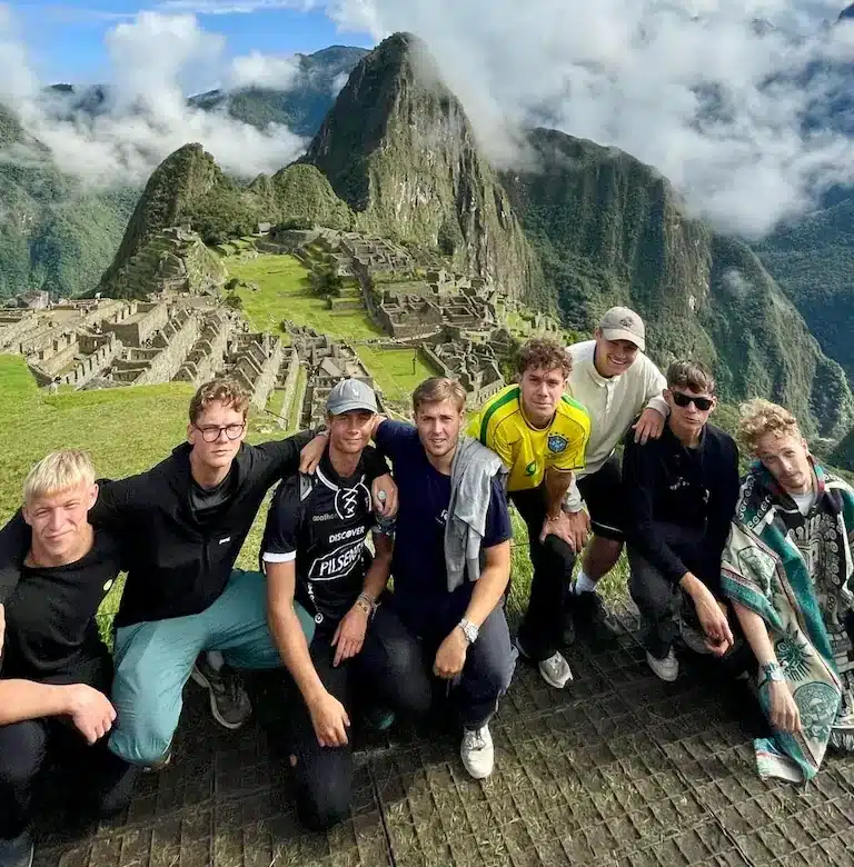 En gruppe af gutter der er på højskole i udlandet besøger machu picchu i peru med HØJSKOLENDK