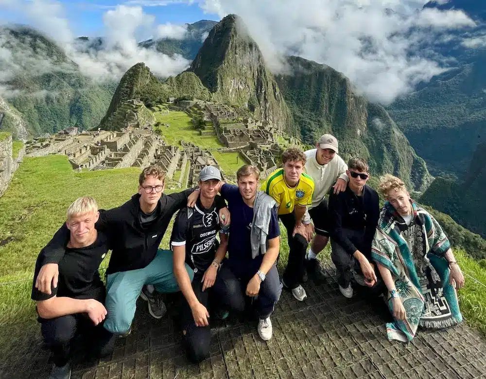 En gruppe af gutter der er på højskole i udlandet besøger machu picchu i peru med HØJSKOLENDK