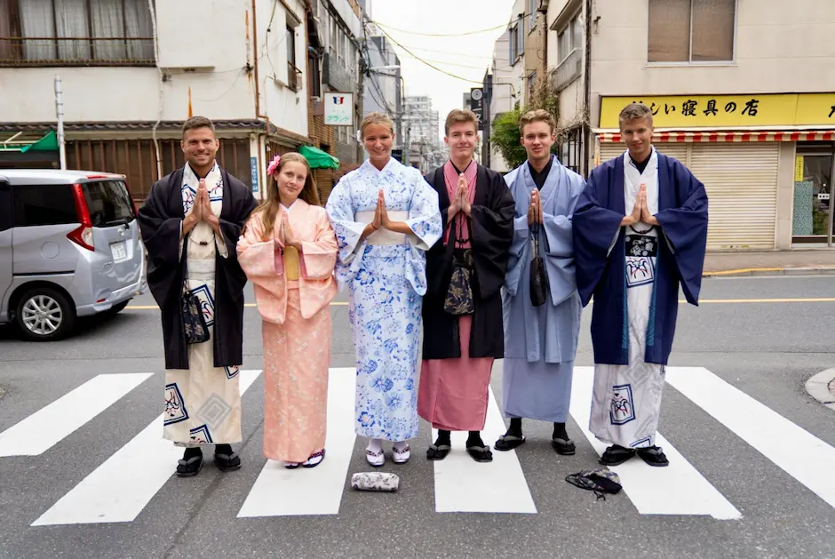 Elever i kimonoer i Tokyo på højskole i udlandet