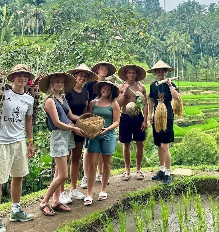 Højskoleelever ved risterasser på Bali