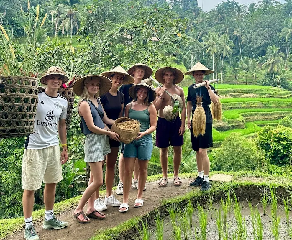 Højskoleelever ved risterasser på Bali