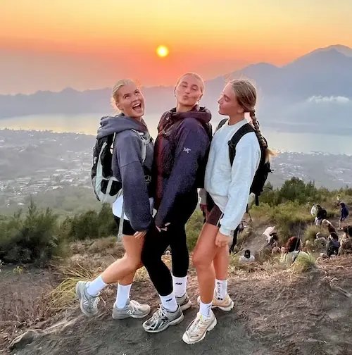 Elever på toppen af mt. batur til solopgang på højskole i udlandet med HØJSKOLENDK