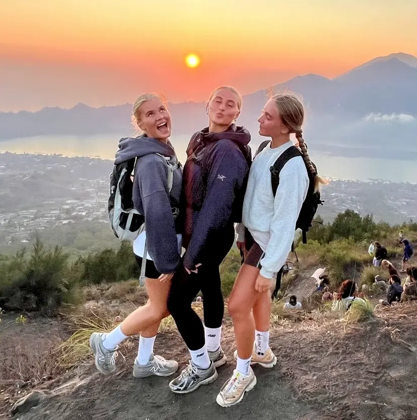 Elever på toppen af mt. batur til solopgang