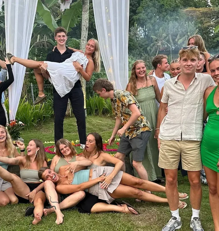 Elever til temafest på Bali med HØJSKOLENDK