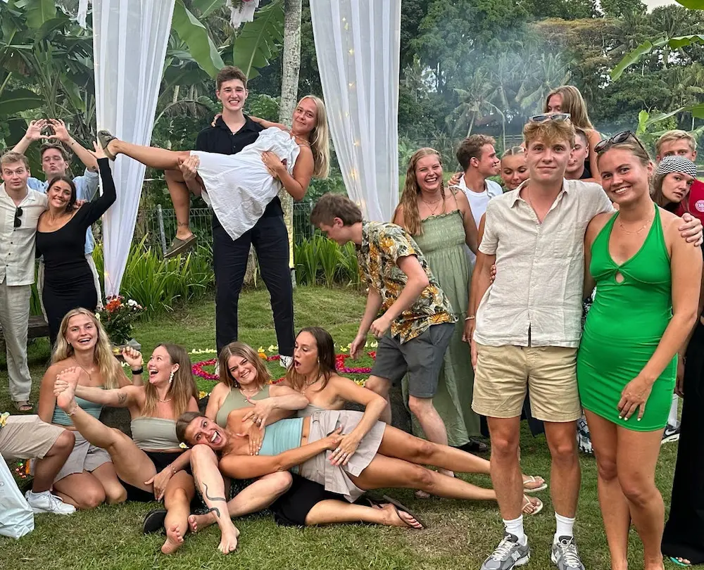 Elever til temafest på Bali med HØJSKOLENDK