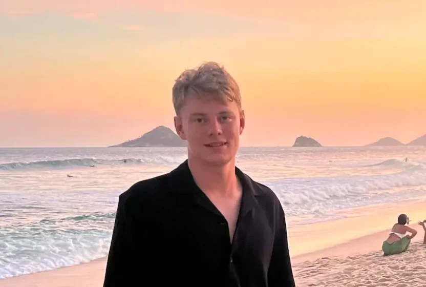 Lucas på stranden til en flot solnedgang med HØJSKOLENDK