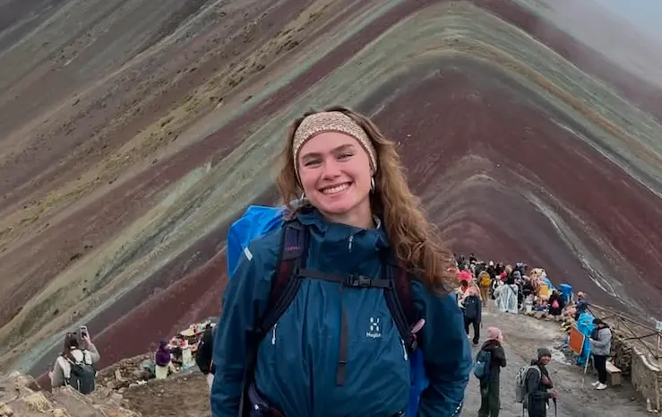 Elev på rainbow mountain smiler til kameraet på højskole i udlandet
