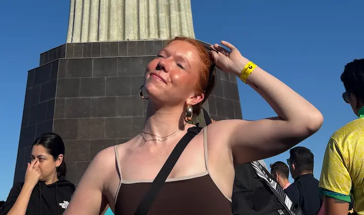 Sofie står foran Kristu statuen i Brazilien med HØJSKOLENDK