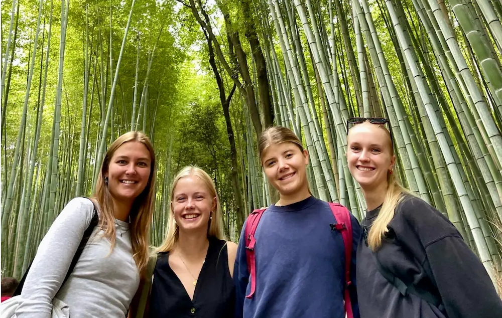 Elever i smiler til kameraet i bambooforest i Kyoto på højskole i udlandet