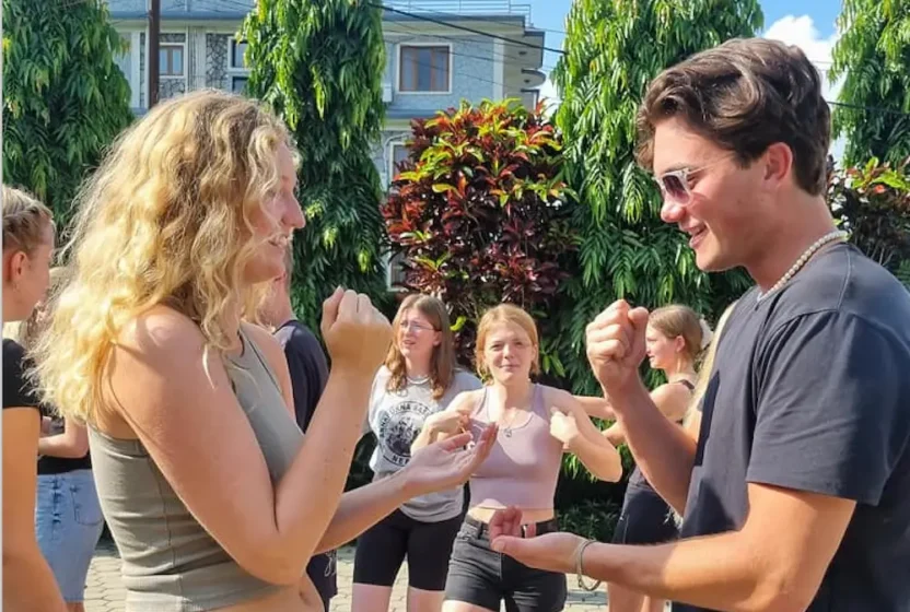 Elever slå sten, saks, papir til teambuilding i nepal på højskole i udlandet