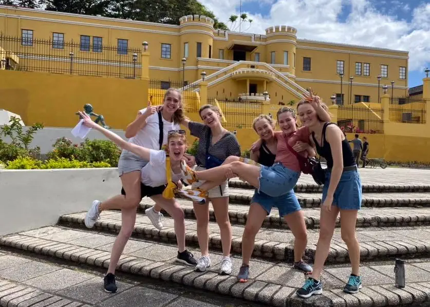 Elever står foran det gulte fort i San Jose i Costa Rica på højskole i udlandet