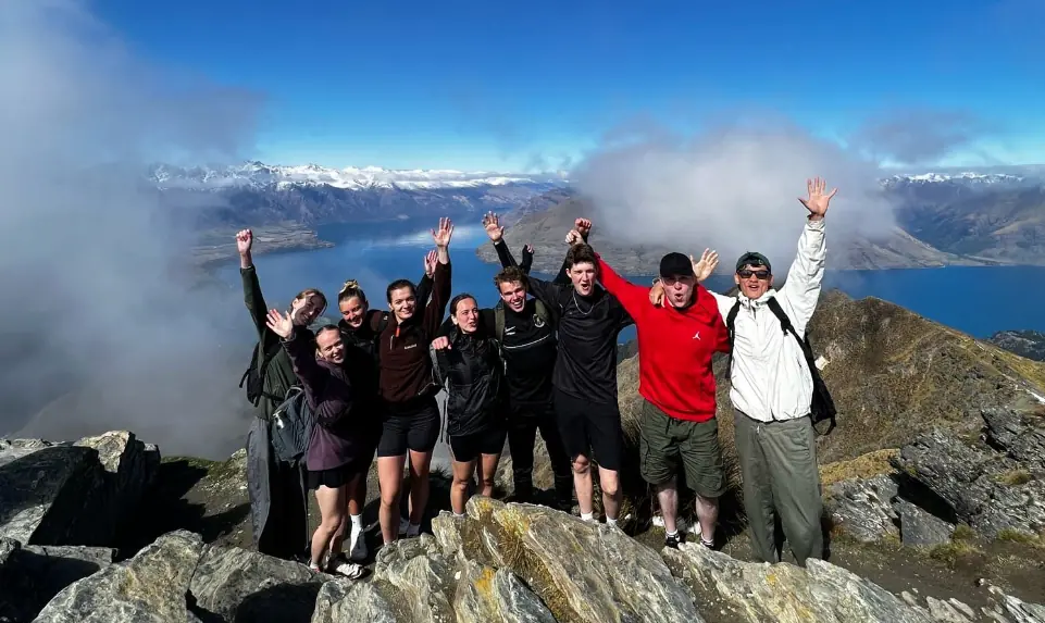 Elever på toppen af bjerg i New Zealand på højskole i udlandet