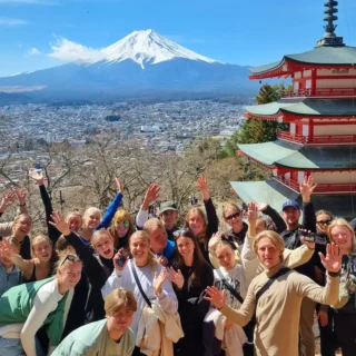 Gruppe af højskole elever med Mt. Fuji i baggrunden på højskole i udlandet