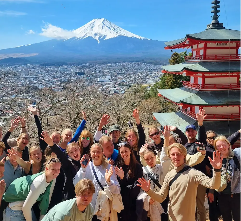 Gruppe af højskole elever med Mt. Fuji i baggrunden på højskole i udlandet
