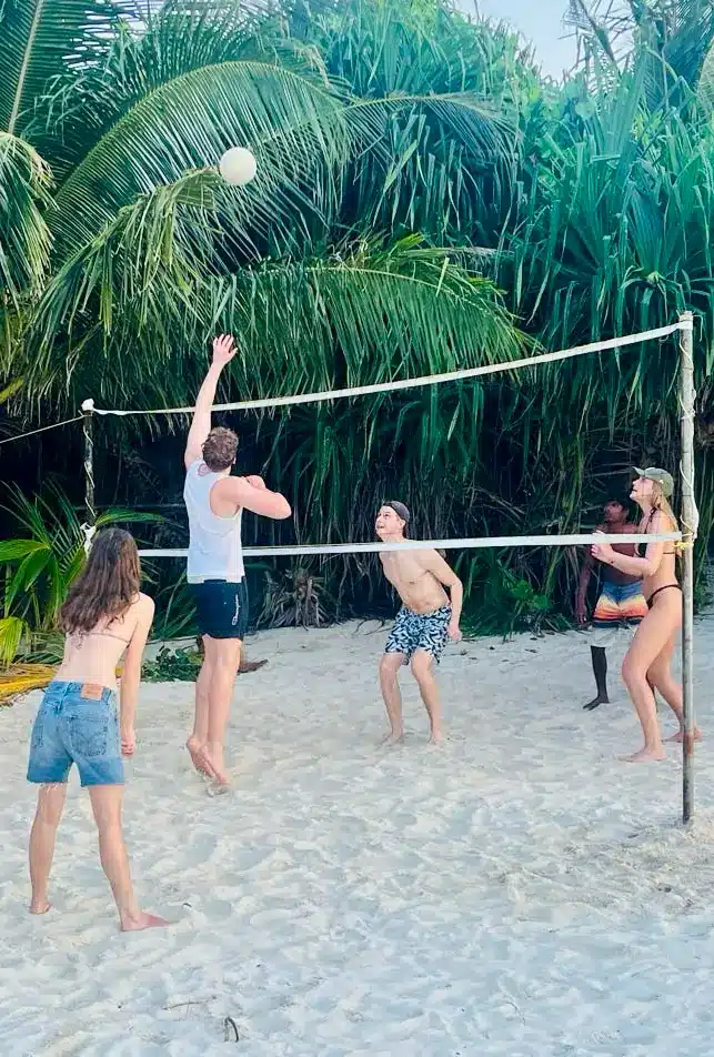 Elever spiller beachvolley på stranden på højskole i udlandet med HØJSKOLENDK