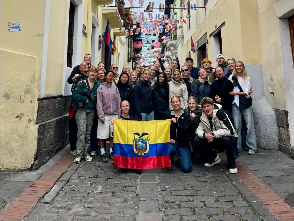 Gruppebilleder af højskoleelever i Ecuador, der holder et Ecuadoriask flag på højskole i udlandet