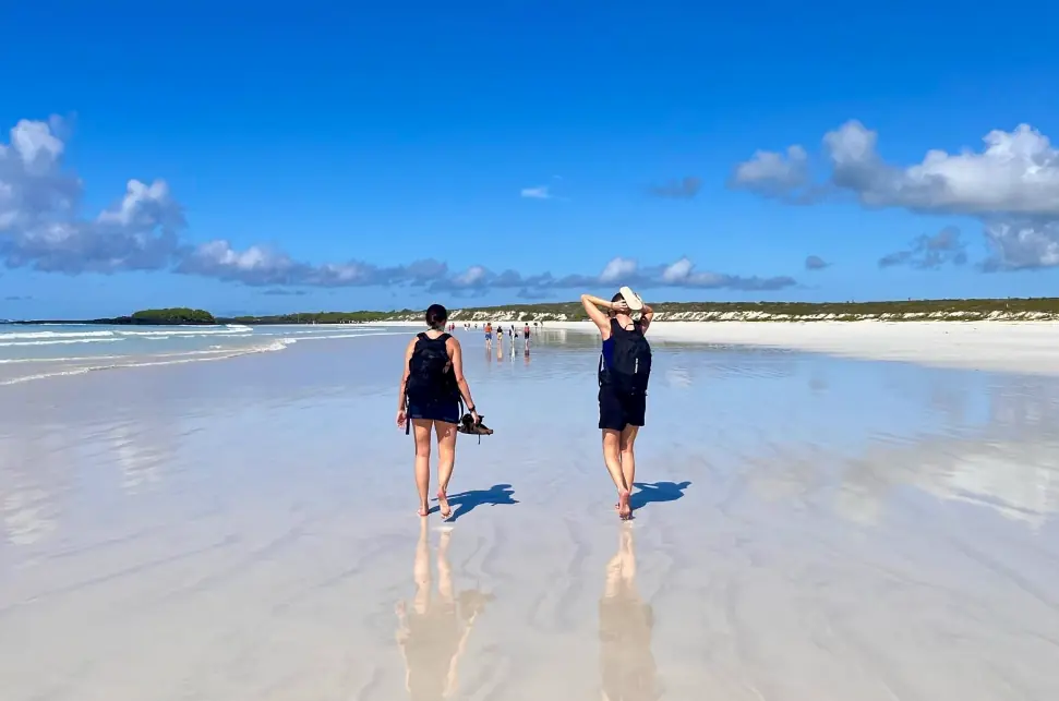 To højskole elever går på en flot strand og bred strand på Galapagos på højskole i udlandet