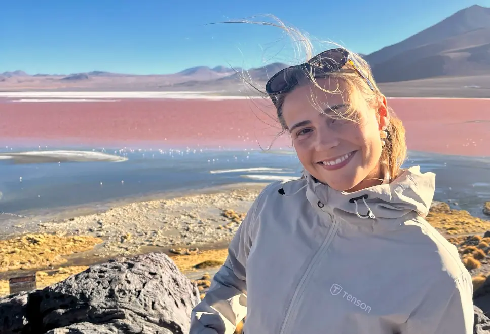 Elev står med bjergsø i baggrunden i Bolivia på højskole i udlandet