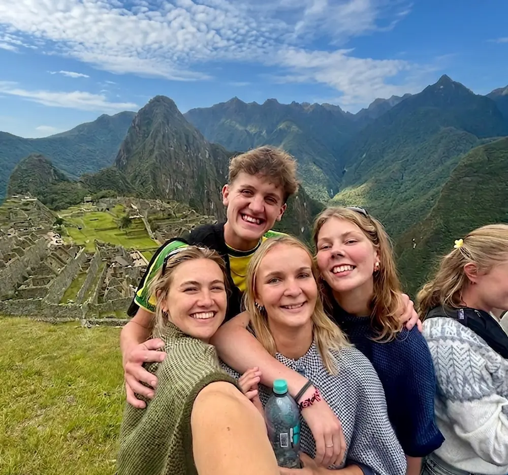 Elever tager selfie ved Machu Picchu på højskole i udlandet