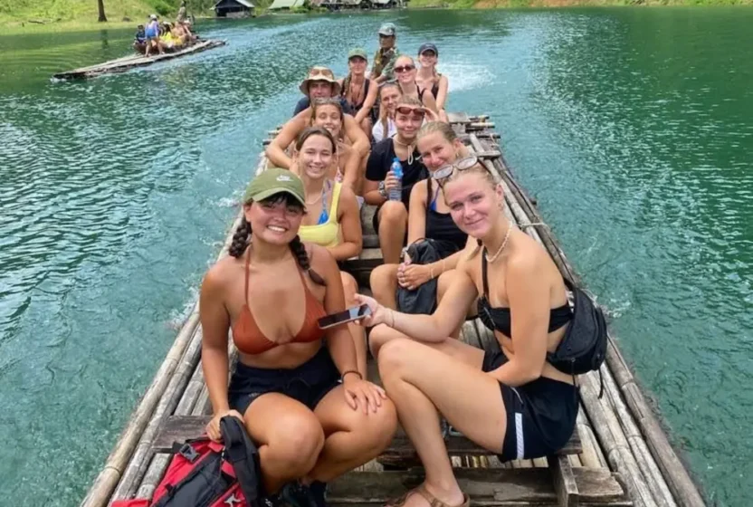 Gruppe højskoleelever sidder på en tømmerflæde i Khao sok National Park på højskole i udlandet