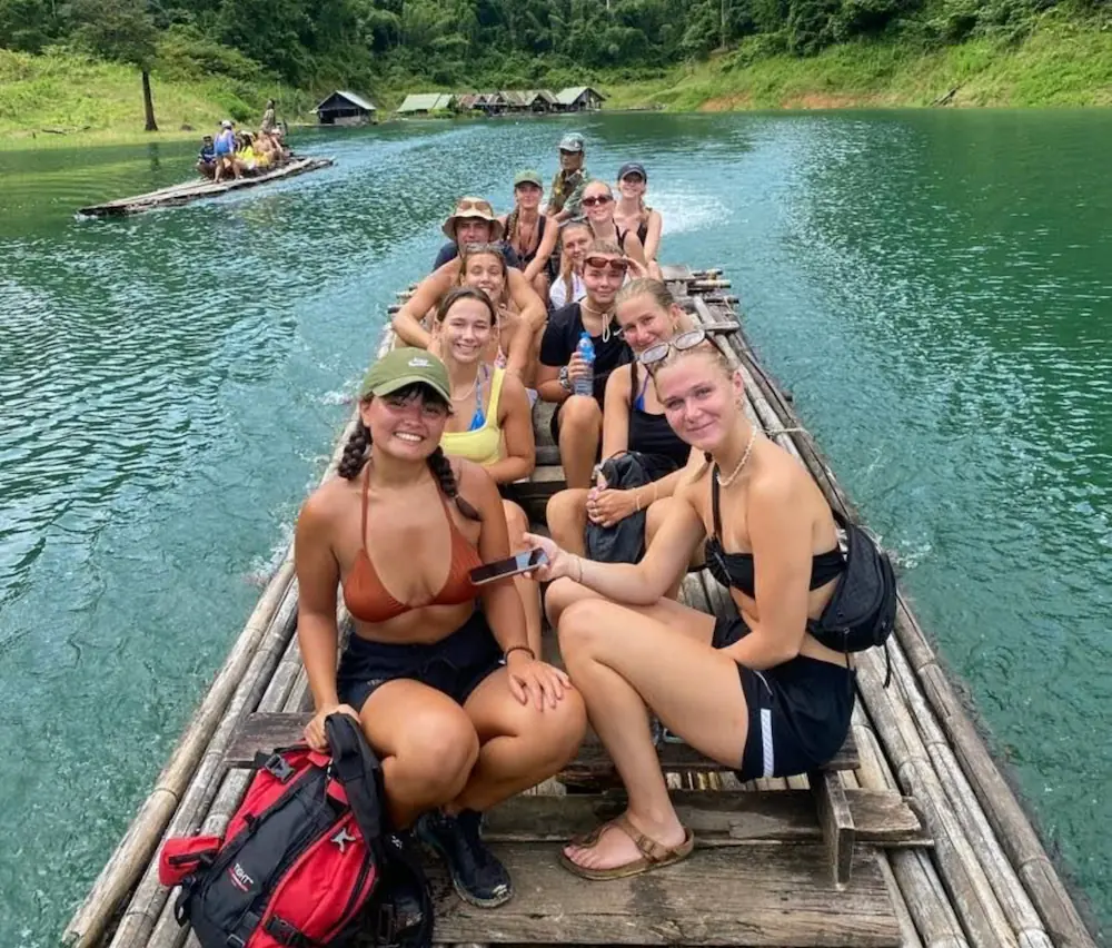 Gruppe højskoleelever sidder på en tømmerflæde i Khao sok National Park på højskole i udlandet