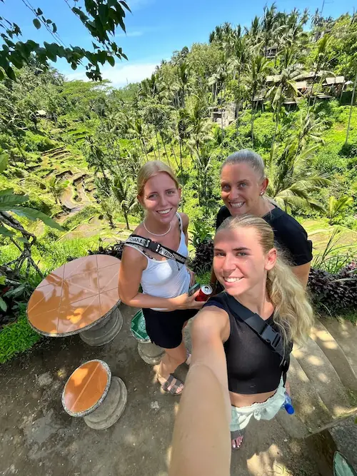 Tre elevere tager et selfie ved de ikoniske risterasser på Bali på højskole i udlandet med HØJSKOLENDK