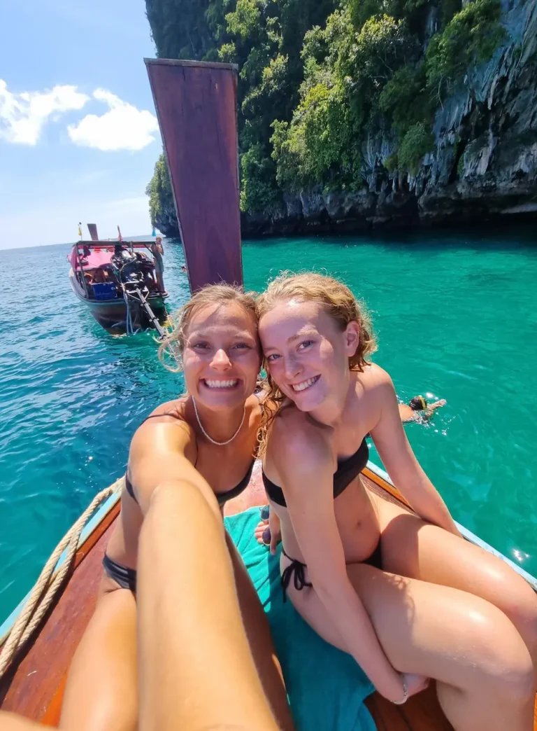 to elever tager selfie på en longboat ved Phi Phi Islands på højskole i udlandet