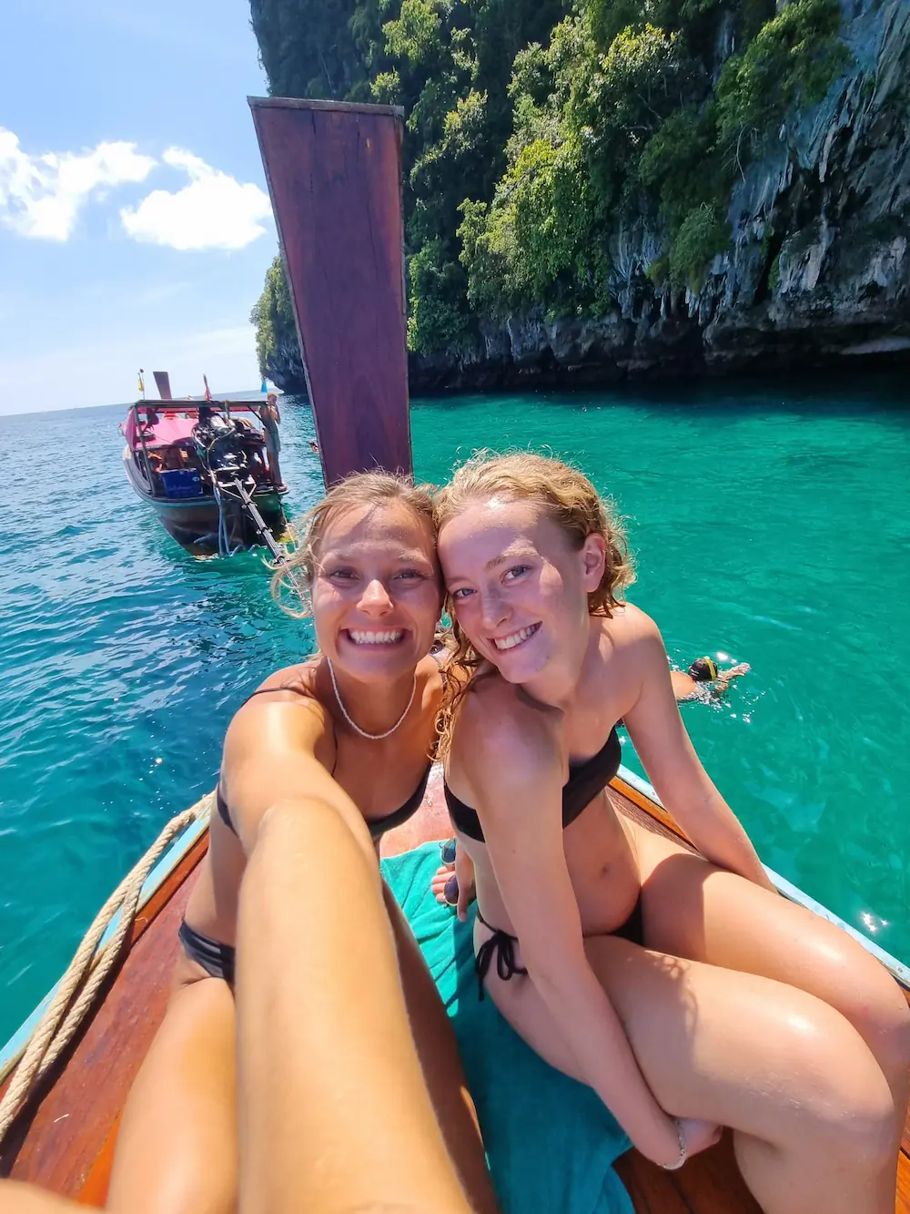 to elever tager selfie på en longboat ved Phi Phi Islands på højskole i udlandet