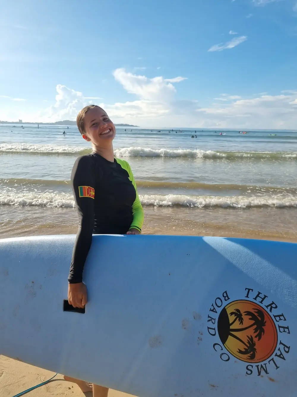 Elev holder surfboard i Weligama og er klar til undervisning på højskole i udlandet