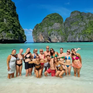Elever tager gruppebillede i vandet på Phi Phi Islands på højskole i udlandet