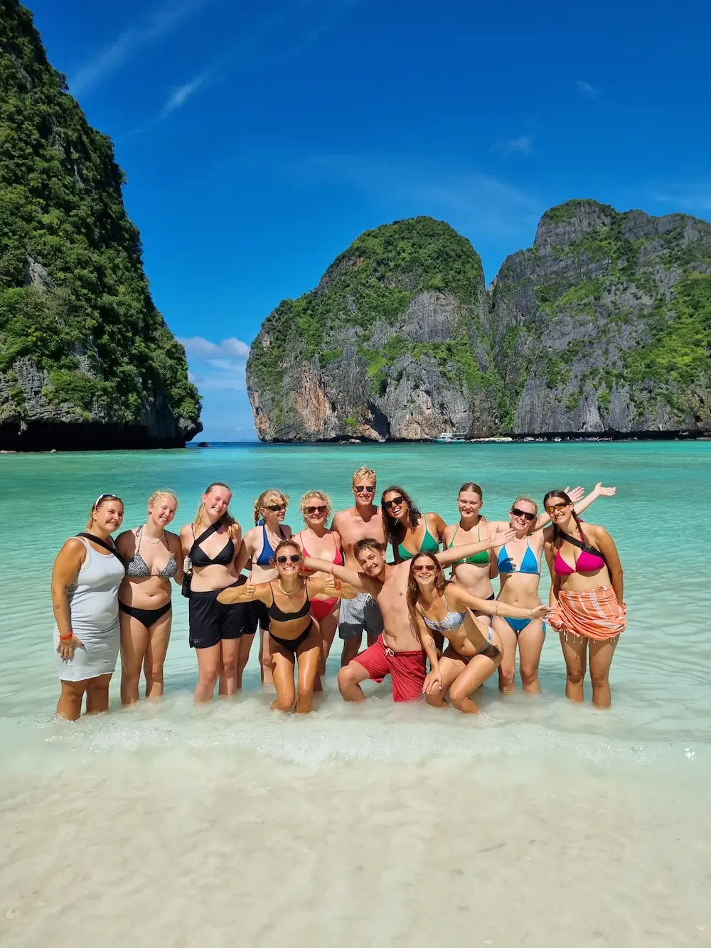 Elever tager gruppebillede i vandet på Phi Phi Islands på højskole i udlandet
