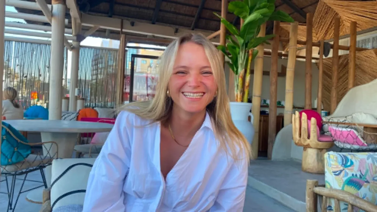 Sofie får tager et billede til sin blog og rejsefra fra en rejse med HØJSKOLENDK på højskole i udlandet